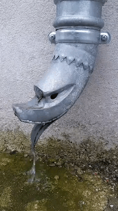 GIF de sortie de gouttière en forme de dragon forgé