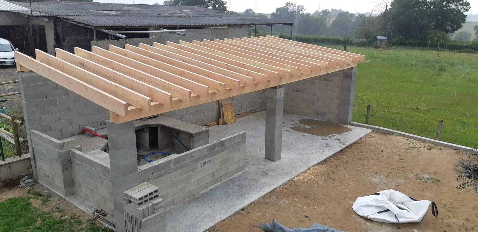 Structure de toiture en bois en cours de construction