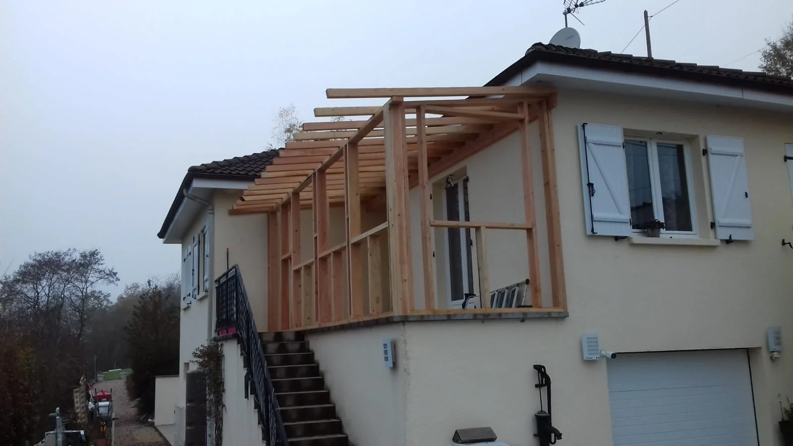 Image du chantier, pose de la structure en bois