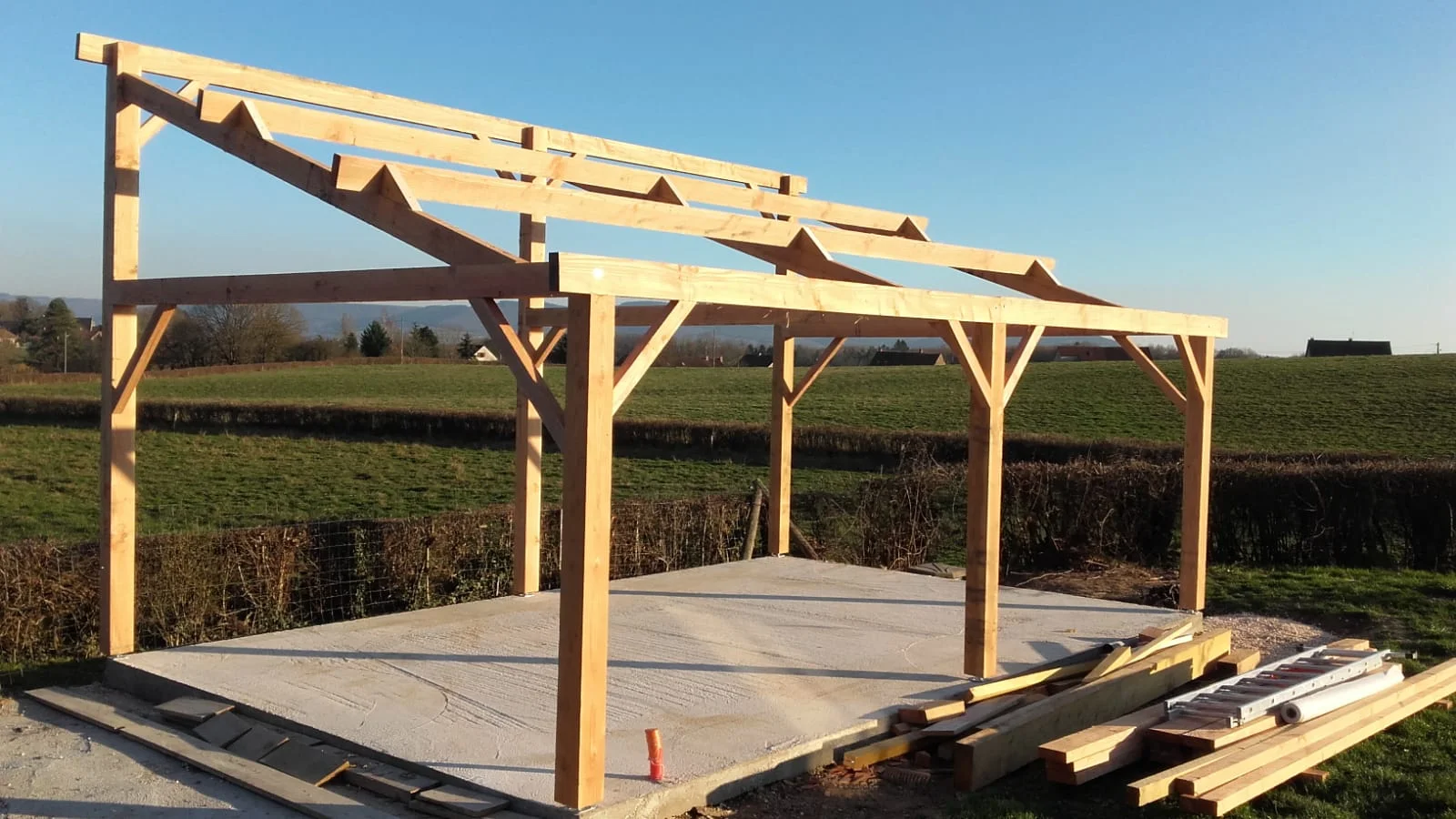 Carport en bois en cours de construction