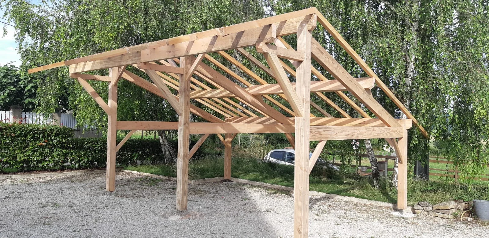 Carport en bois en cours de construction