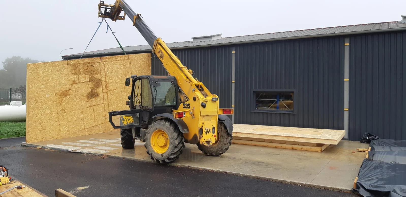 Pose de cloison panneaux industriel bois