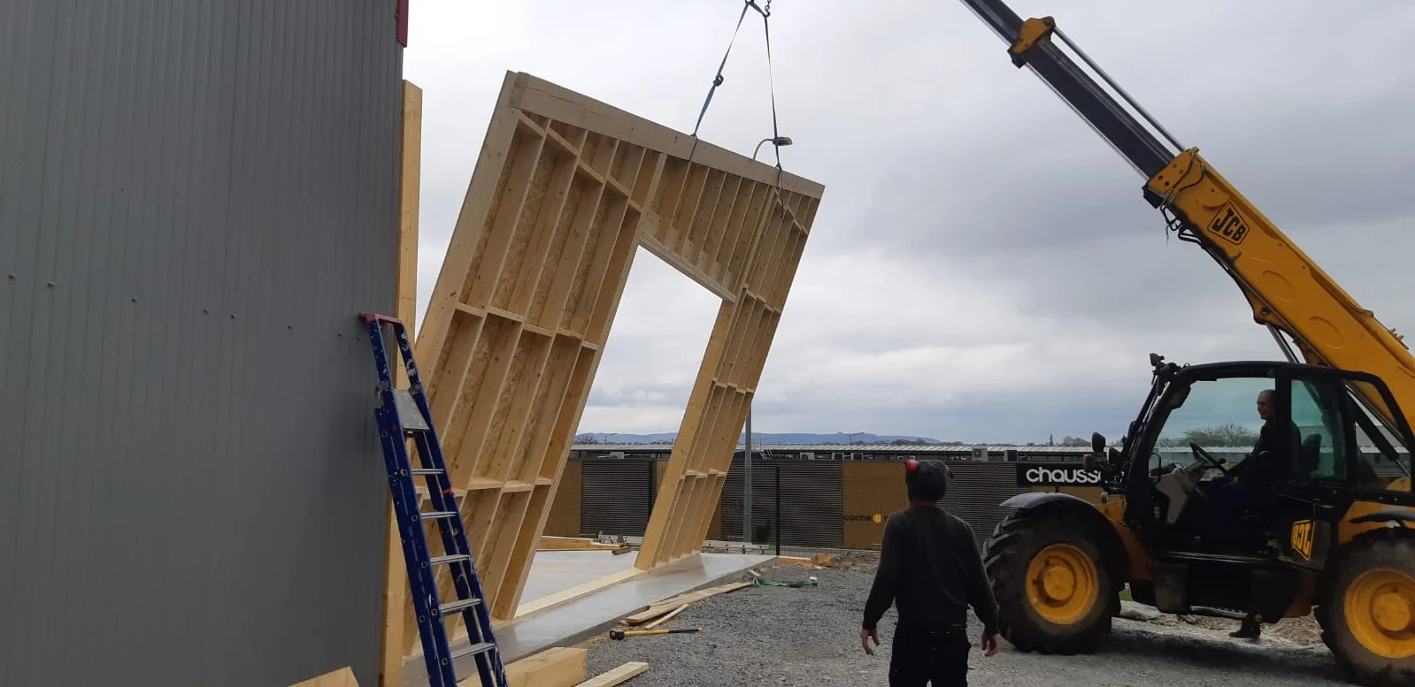 Pose de cloison panneaux industriel bois
