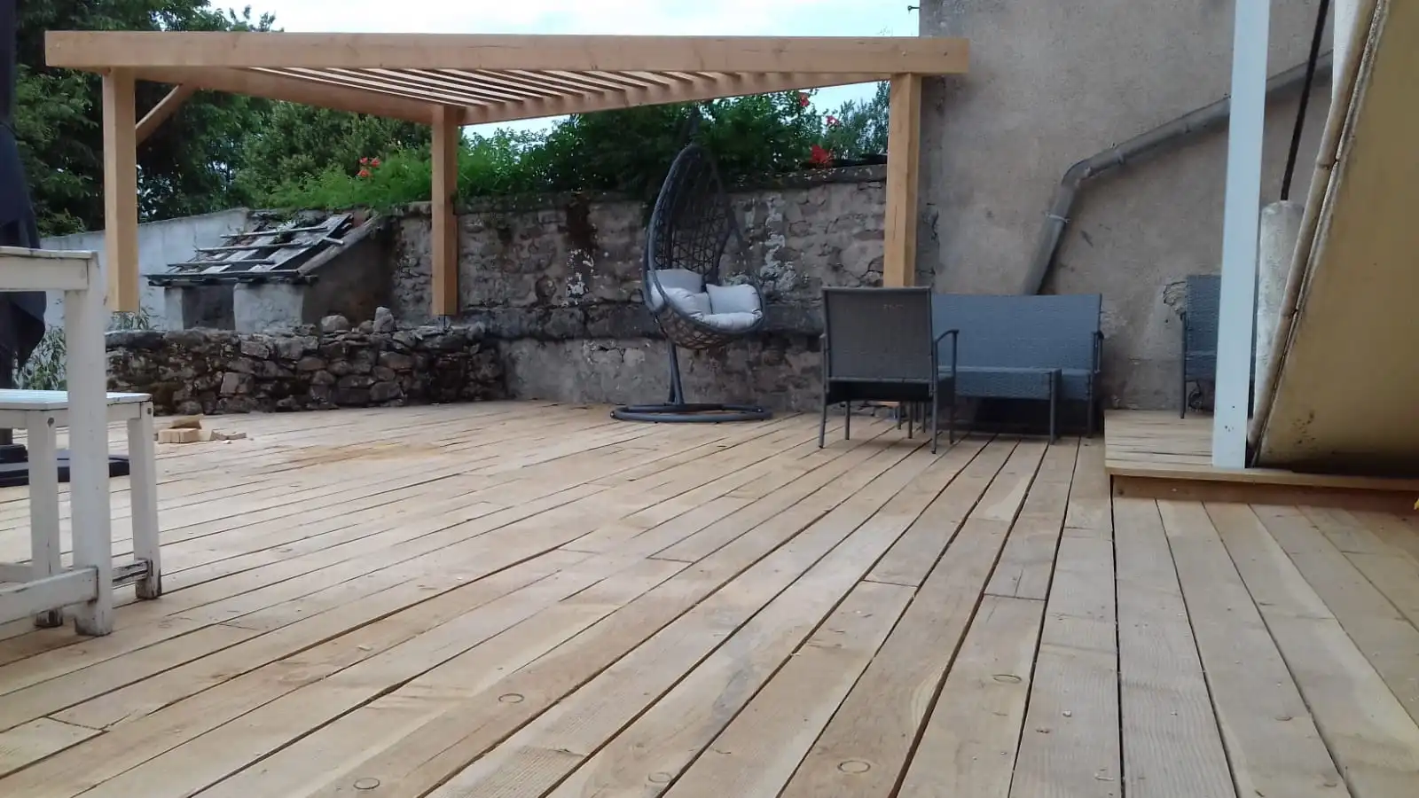 Terrasse et carport en bois en cours de construction