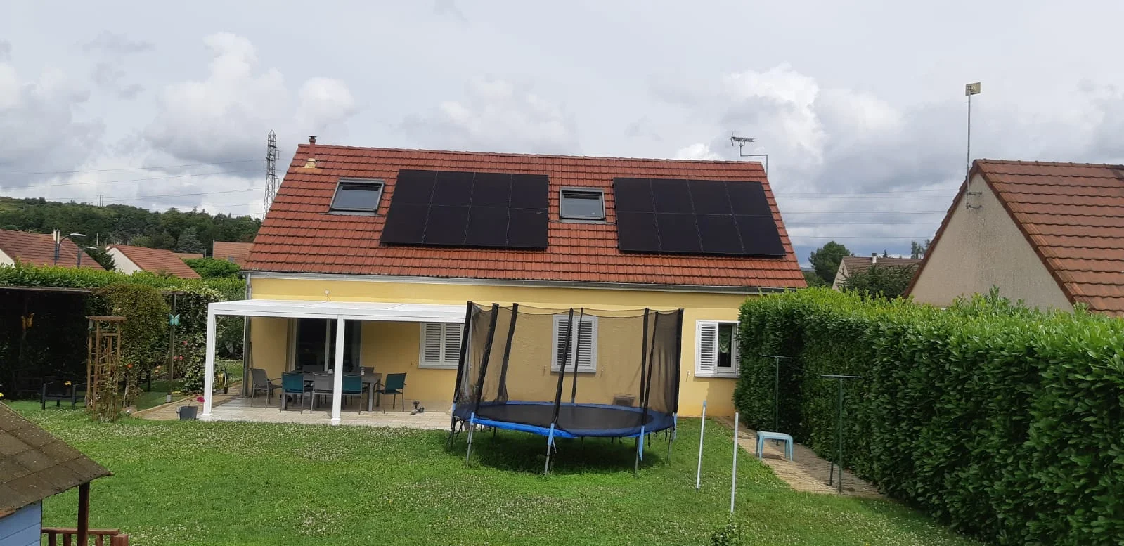 Image toiture avec panneaux solaires