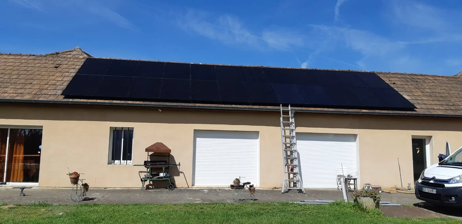 Image toiture avec panneaux solaires