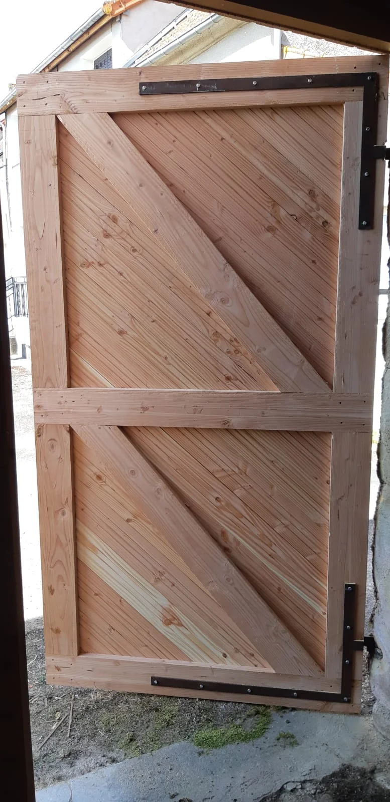 Pergola en bois avec mobilier intégré