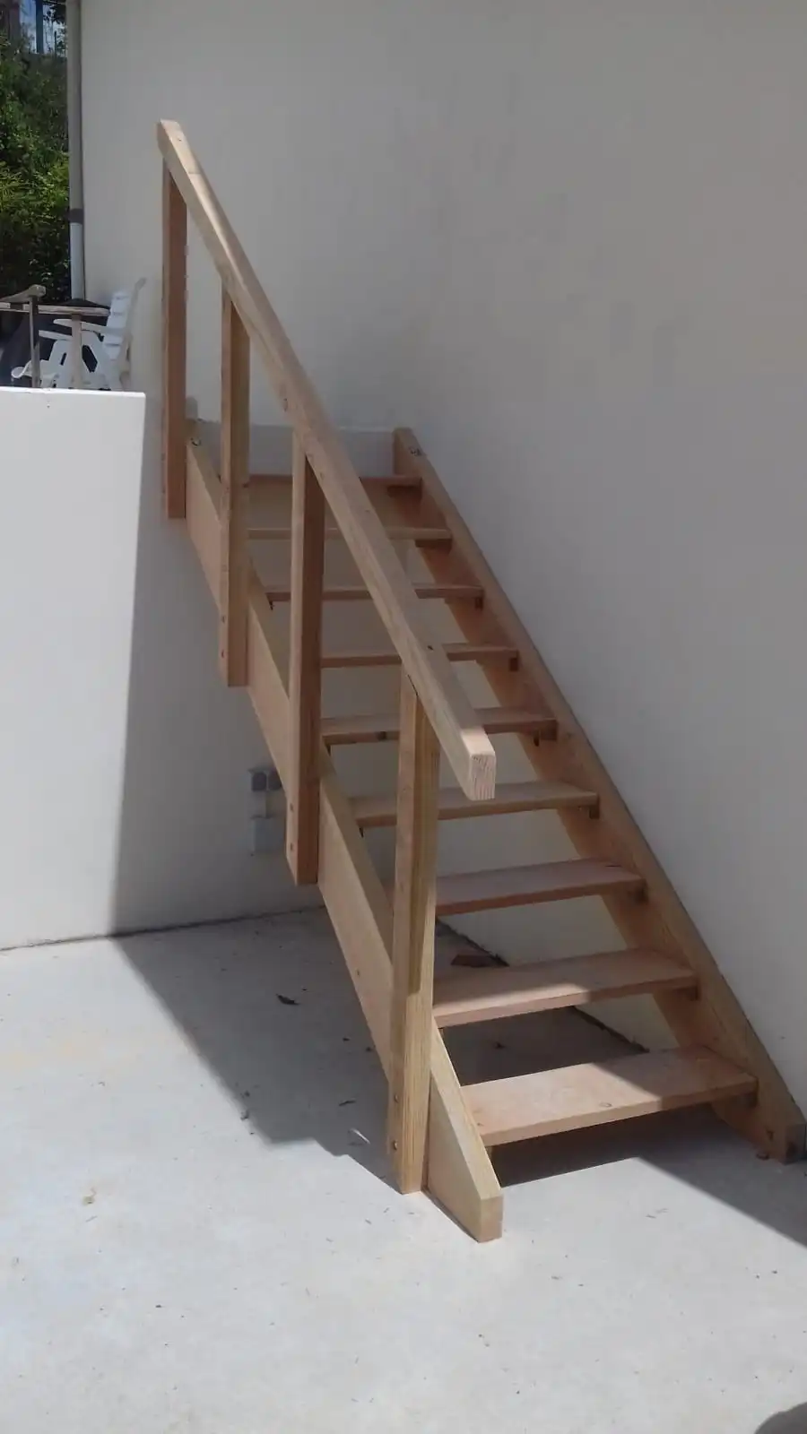Pergola avec mobilier extérieur en bois