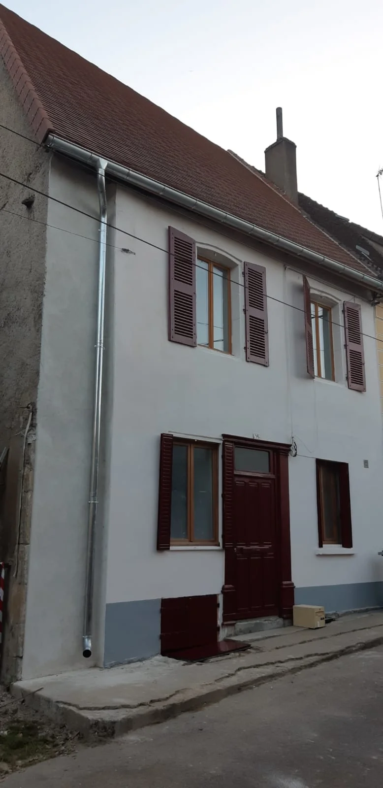 Image de maison avec toiture et façade rénovées