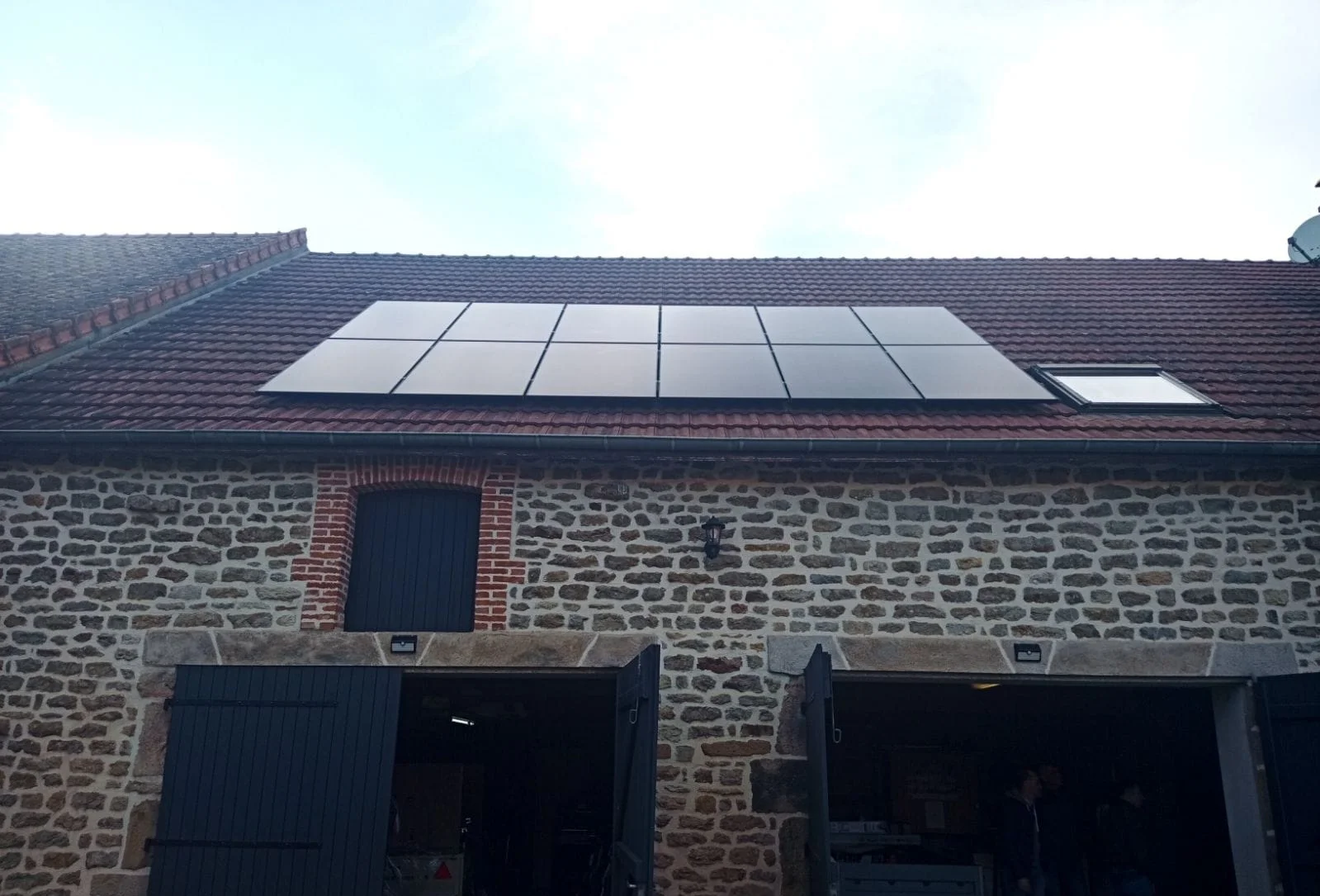 Image de toiture avec panneaux solaires