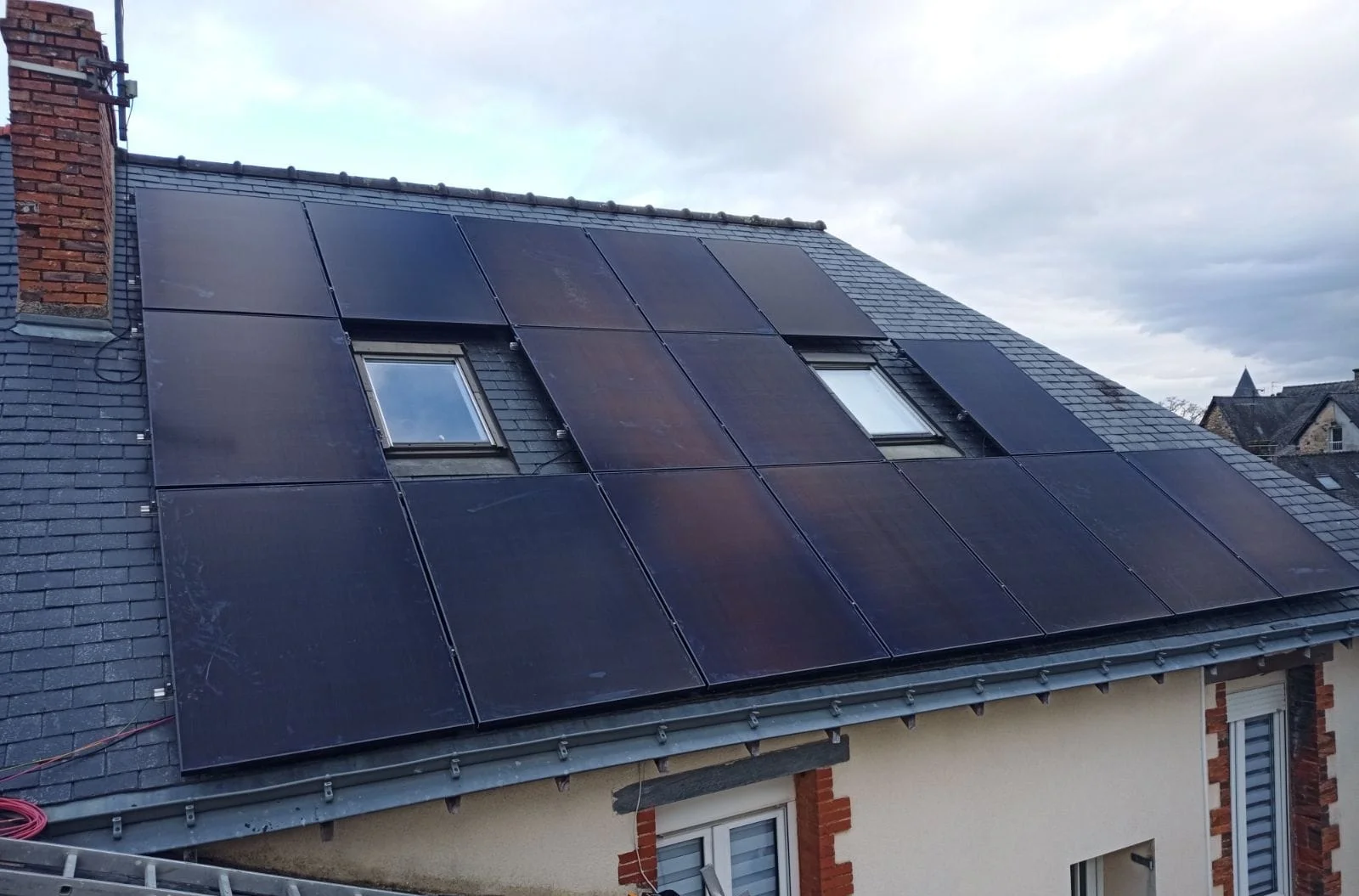 Image toiture avec panneaux solaires